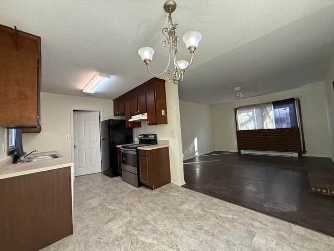 Building Photo - 3 Bedroom/1 Bath home for rent