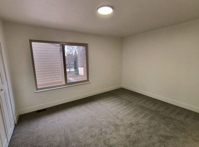 Building Photo - Available Now! Beautifully Remodeled 2 Story Condo located in Sacramento!