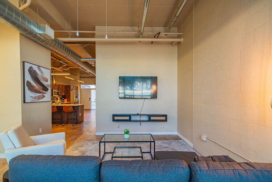 Building Photo - 1275 E University Dr