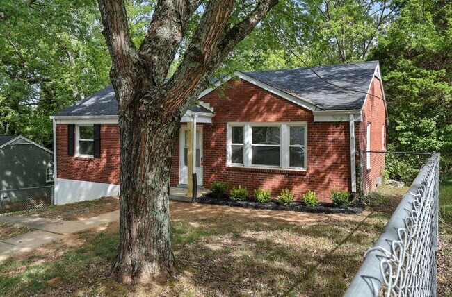 Building Photo - 3 Bedroom Pet Friendly Home For Rent Near Downtown Clarksville