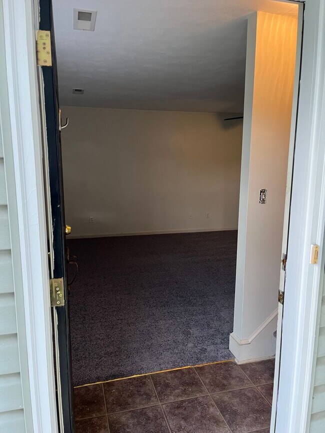 Building Photo - S. Market