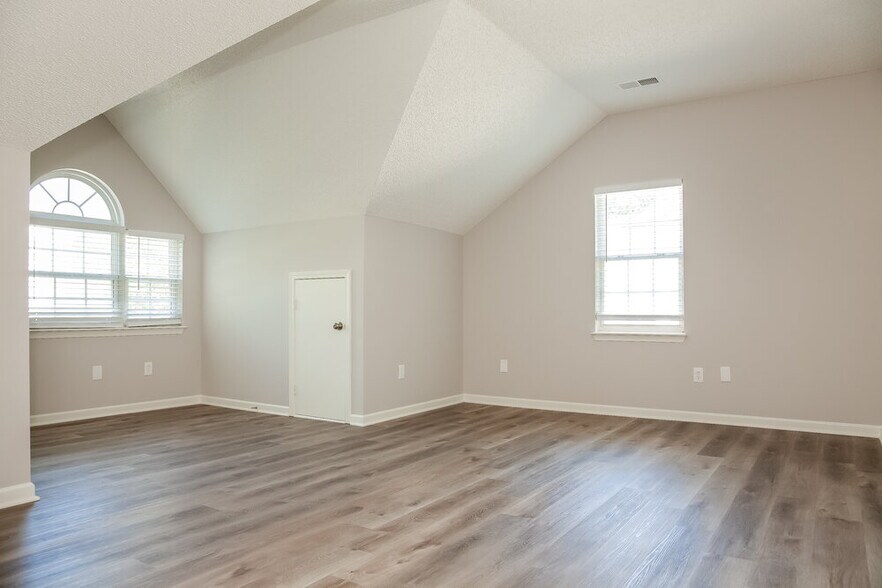 Building Photo - 6004 Shining Oak Ln