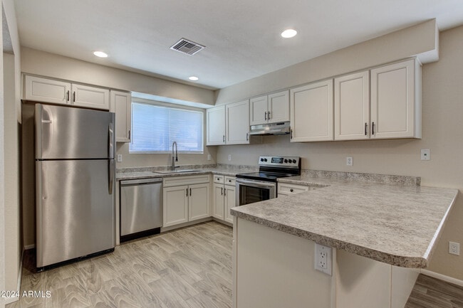 Building Photo - 5111 W Beverly Ln