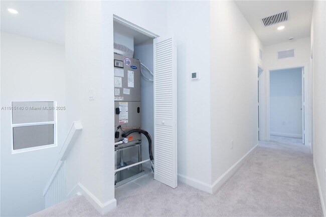 Building Photo - 2636 SE 8th Ct