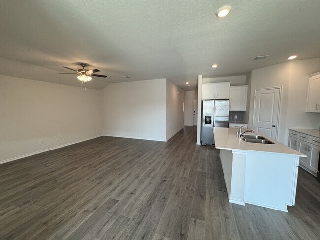 Building Photo - Beautiful BRAND NEW 4-Bedroom Home In Lind...