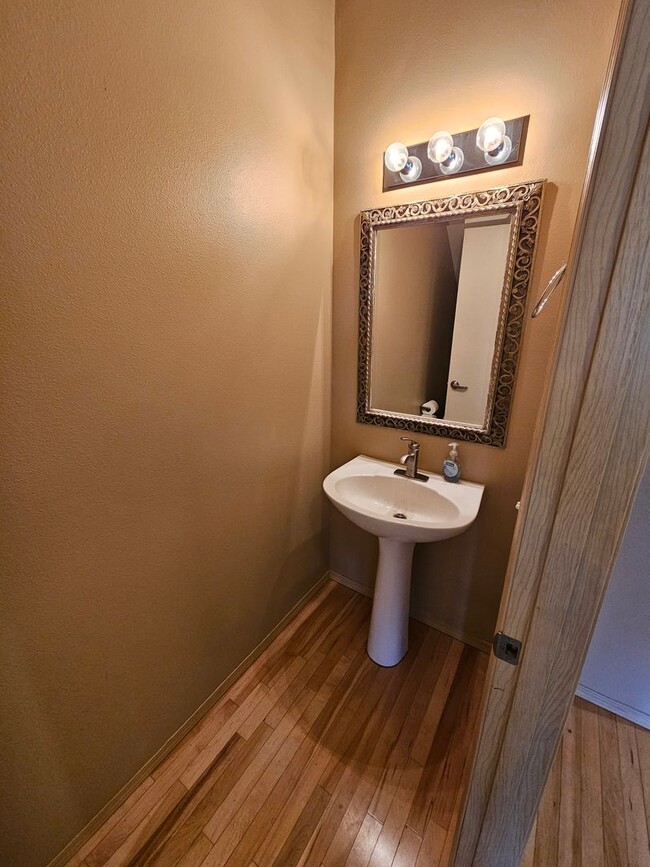 Building Photo - Beautiful 3 bed, 2.5 bath home in Fife