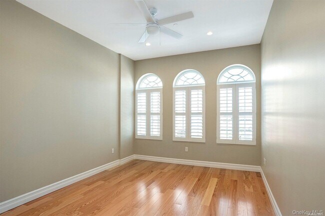 Building Photo - 10 Wall St