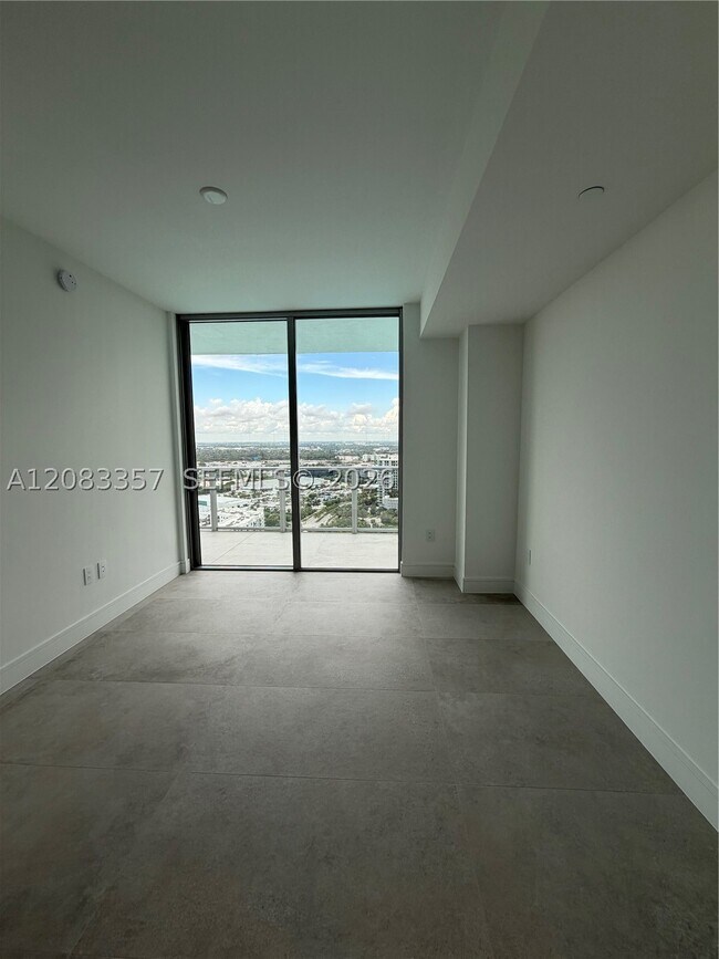 Building Photo - 2411 Laguna Cir