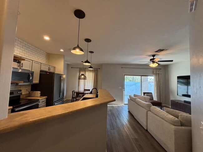 Building Photo - 948 E Savannah Dr