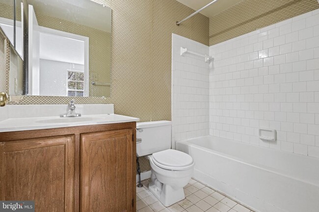 Building Photo - 1635 Forest Park Dr