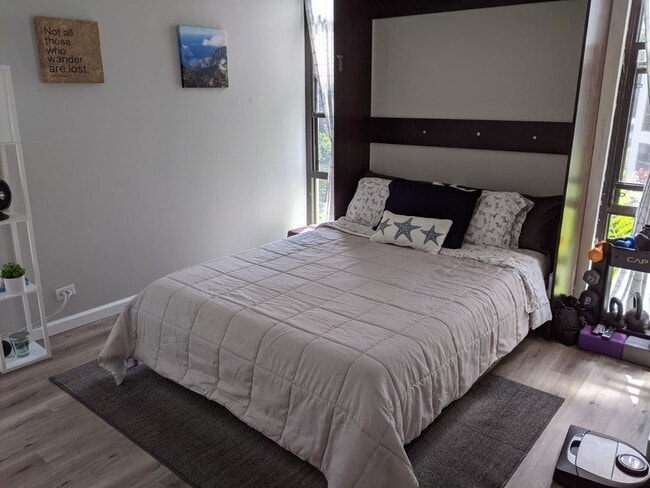 Building Photo - 3 bedrooms, 2 full bathrooms Quiet End Unit