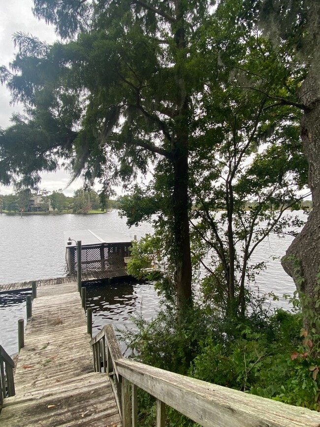 Building Photo - Beautiful 3 BR/2.5 BA Waterfront Home on Trent River!