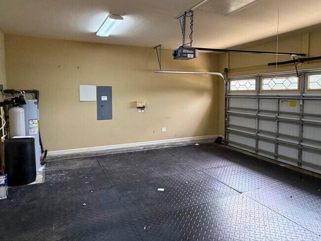 Building Photo - Woof and Meow Friendly! 4/3 with a fenced in yard!