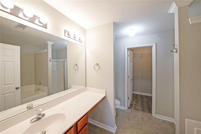 Building Photo - 2062 Lakeshore Overlook Dr