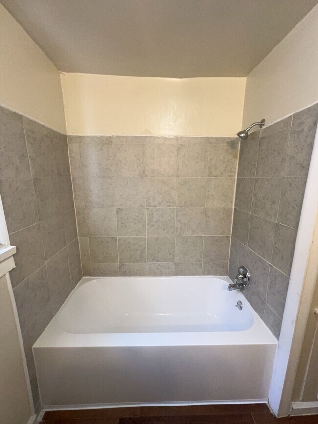 Building Photo - 1552 Lombardy St