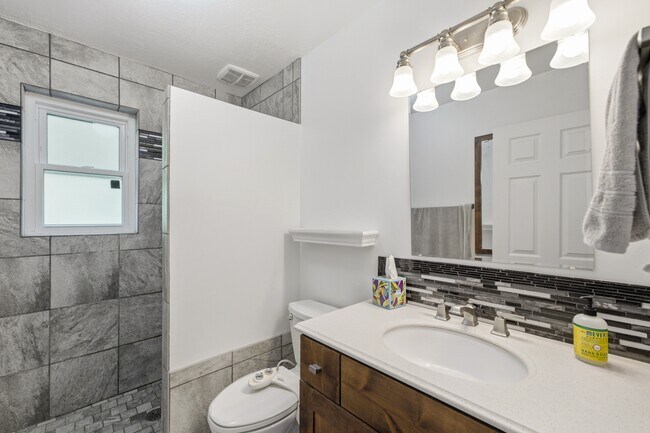 Building Photo - 12 E 500 S