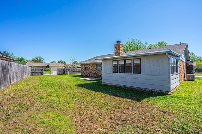 Building Photo - Corner-Lot 3Bedroom Charmer in Yukon with Fireplace & Enclosed Patio!