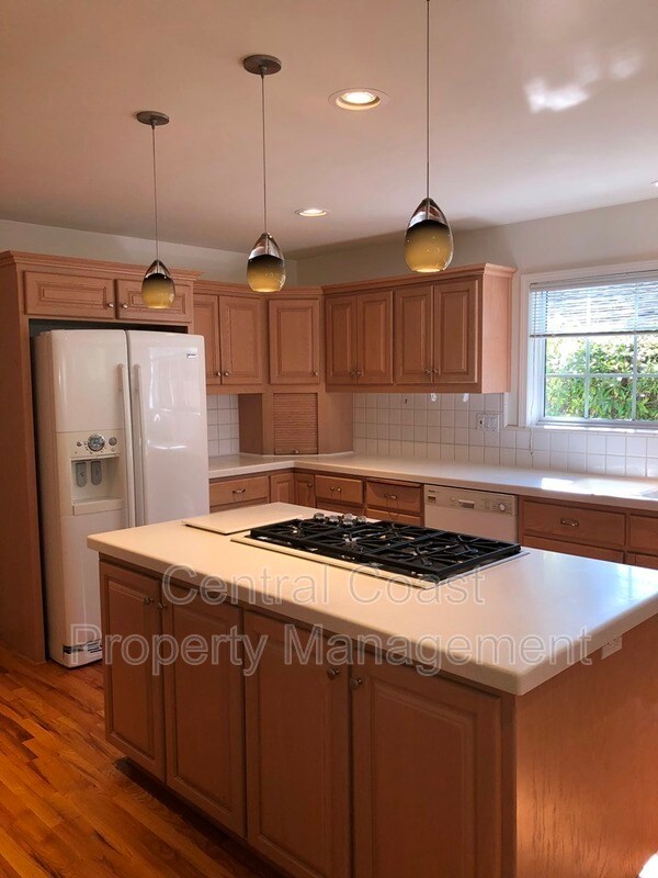 Building Photo - 2884 Sloat Rd