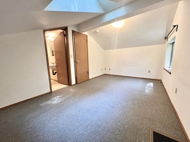 Building Photo - Relaxed 2-Bed, 1.5-Bath Home in a Quiet Gig Harbor Spot