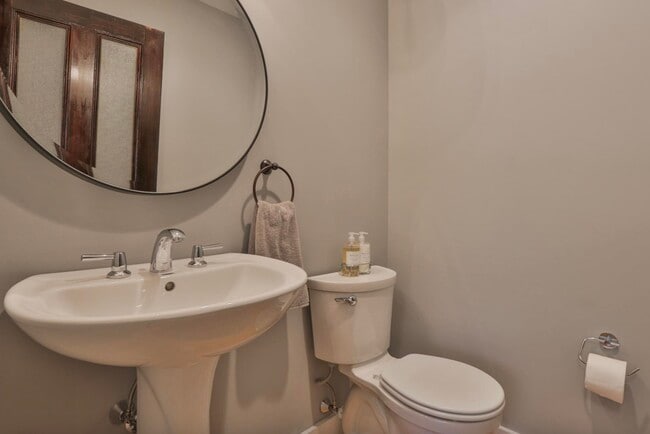 Building Photo - 26 N Main St