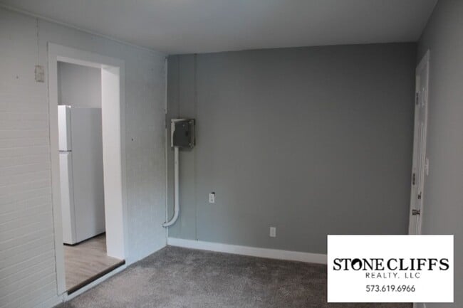 Building Photo - 708 Houchin St