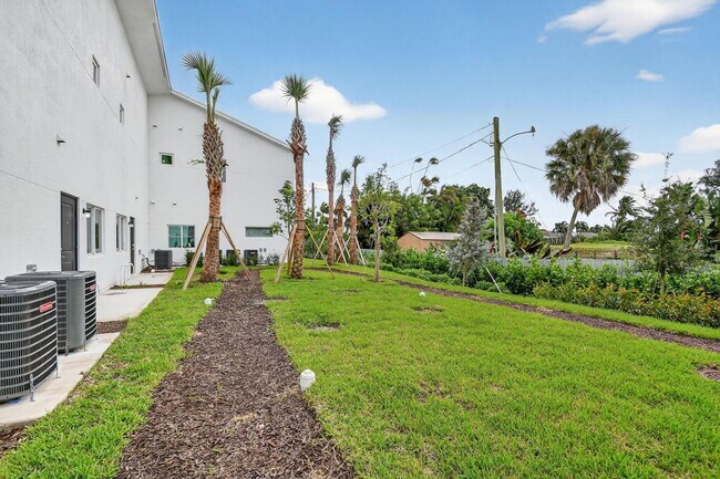 Building Photo - 4953 Serafica Dr