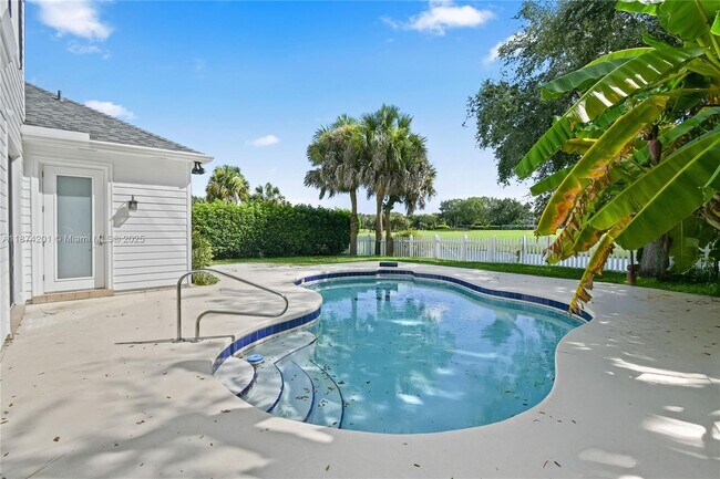 Building Photo - 118 Barbados Dr