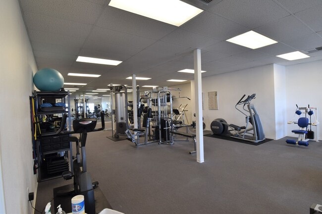 Building Photo - Unfurnished 3 Bedroom 2 Bath Penthouse Condo