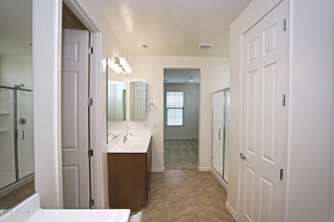 Building Photo - 831 W Finch Dr