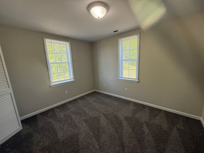 Building Photo - Nice 3 bedroom 1 bathroom