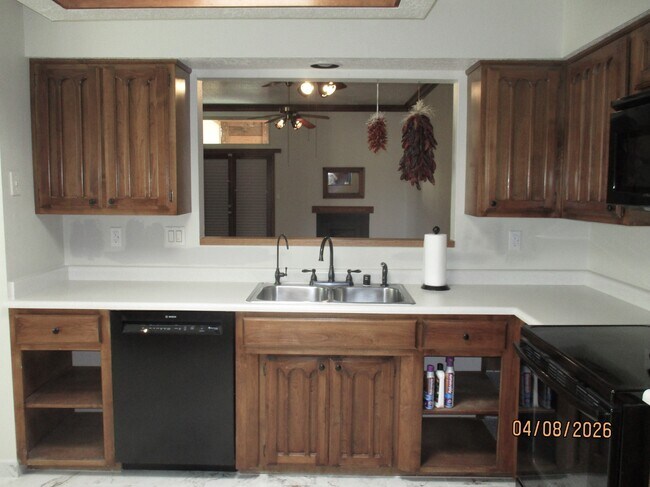 Building Photo - 10409 Camino Del Oso NE