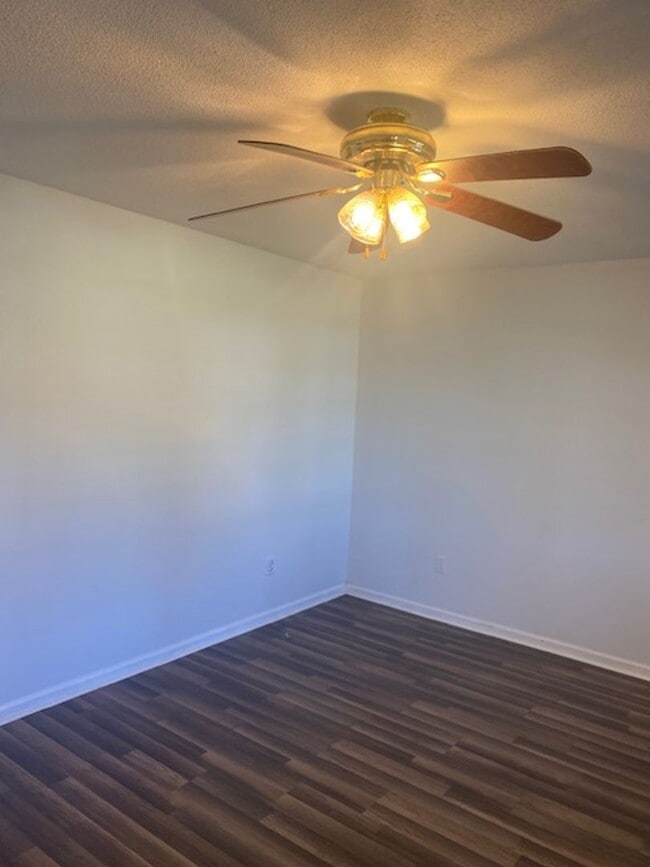 Building Photo - 3 bed 2 bath Brick Ranch