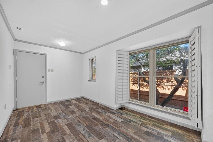 Building Photo - 2516 Lawnview Dr