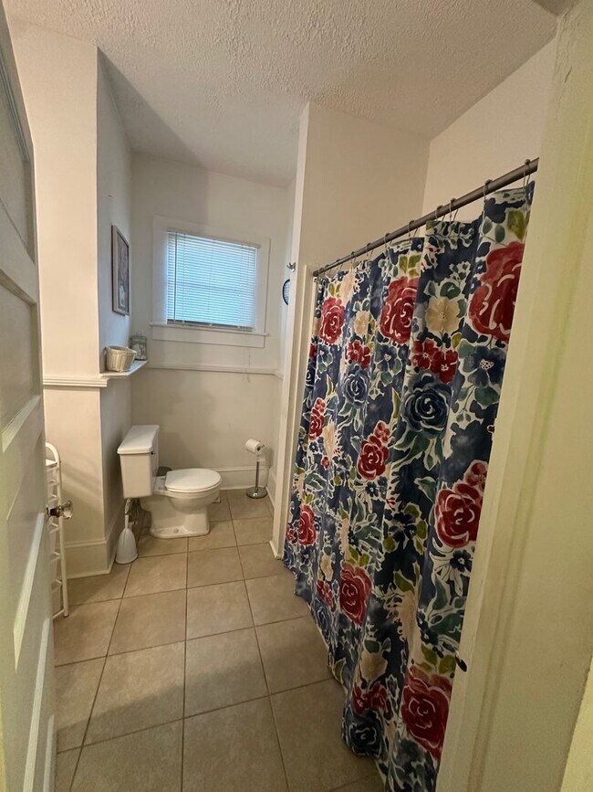 Building Photo - Charming 1 Bedroom, 1 Bath Furnished Home Available for Rent with Flexible Lease Terms