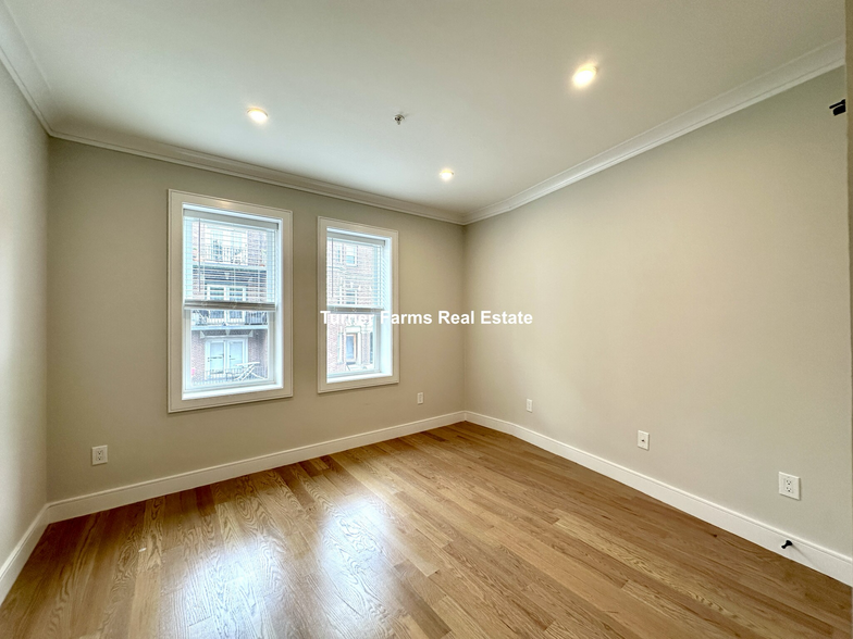 Building Photo - 162 Allston St