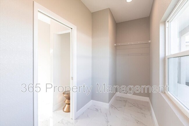 Building Photo - 5534 Fairlane Dr