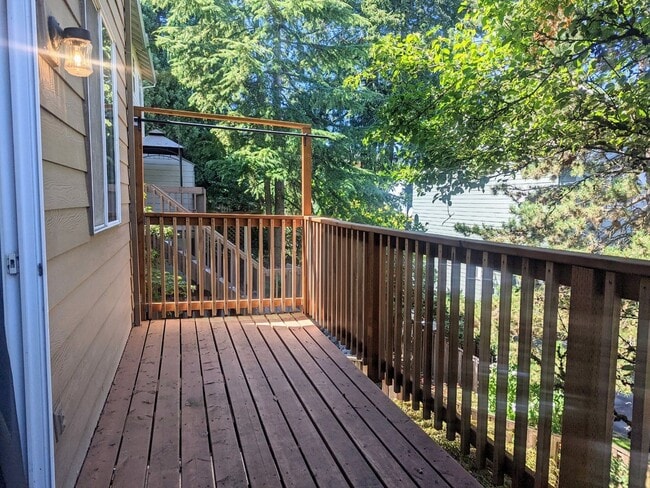 Building Photo - Beautiful Beaverton Townhouse Available Now!