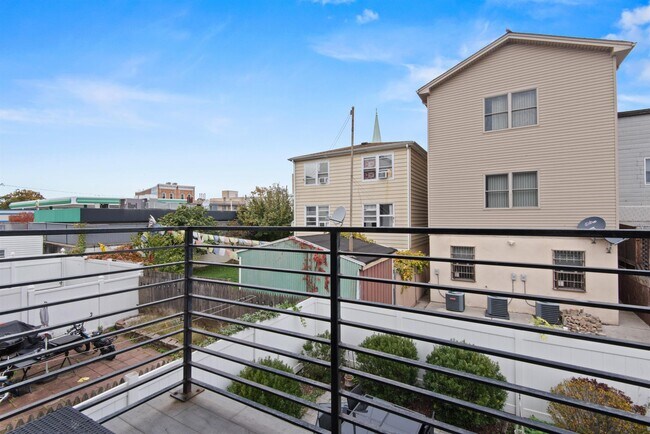 Building Photo - 114 Bleecker St