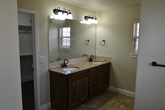 Building Photo - 1700 Been Rd