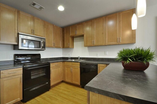 Building Photo - 711 W 32nd St