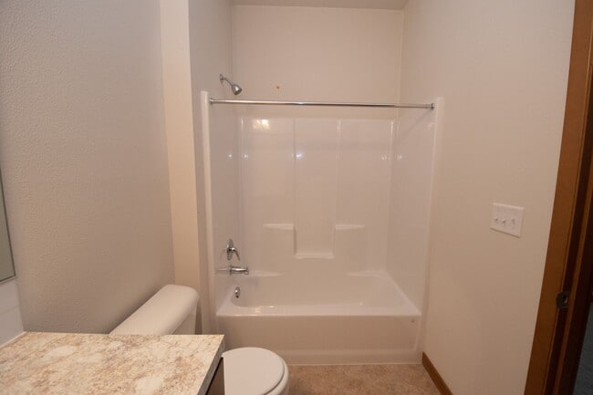 Building Photo - Wonderful 2BD Duplex in Great Washougal Lo...