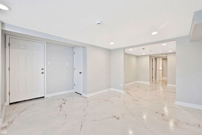 Building Photo - 7314 S King Dr
