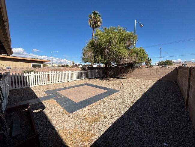 Building Photo - Spacious 3BED/3BATH Two story home located...