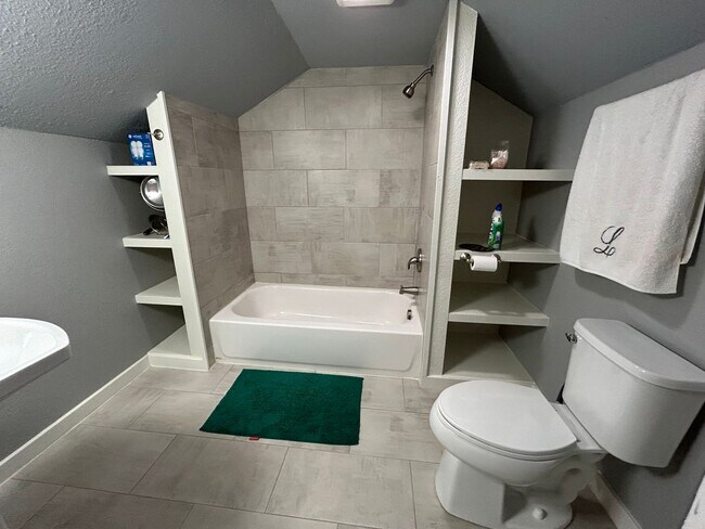 Building Photo - Contact Peggy 501 676 1758