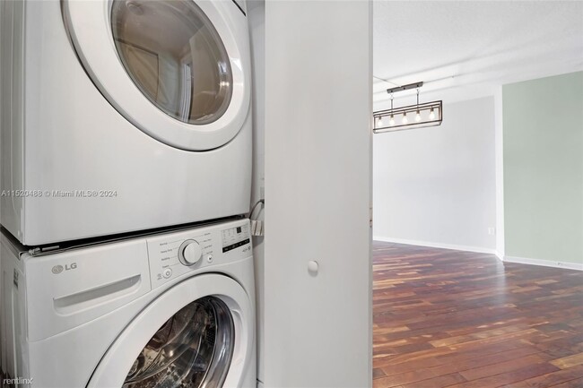 Building Photo - 2 br, 2 bath Condo - 335 S Biscayne Blvd A...