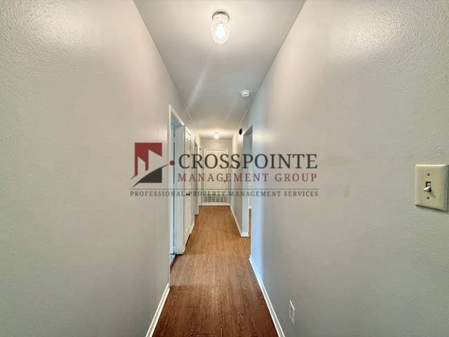 Building Photo - 3 Bedroom, 2 Bathroom Duplex!