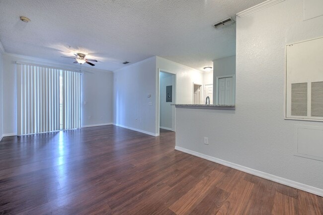 Building Photo - Very nicely upgraded  2bed/2bath 2nd floor...