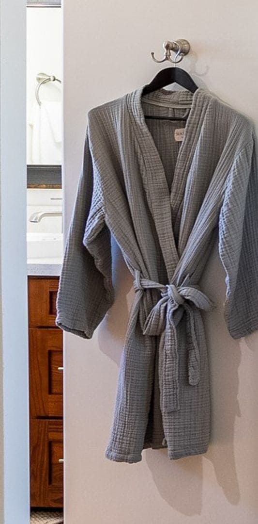 Building Photo - Estate on 1 acre 3 bedroom 2.5 baths and attached 2 car garage