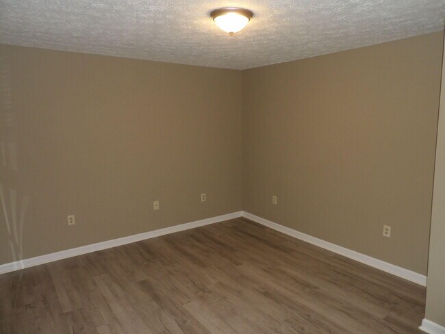 Building Photo - 244 Meadowview Dr