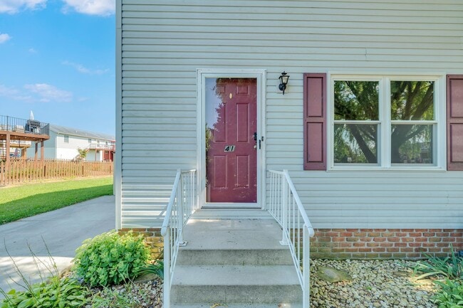 Building Photo - 41 Squire Cir